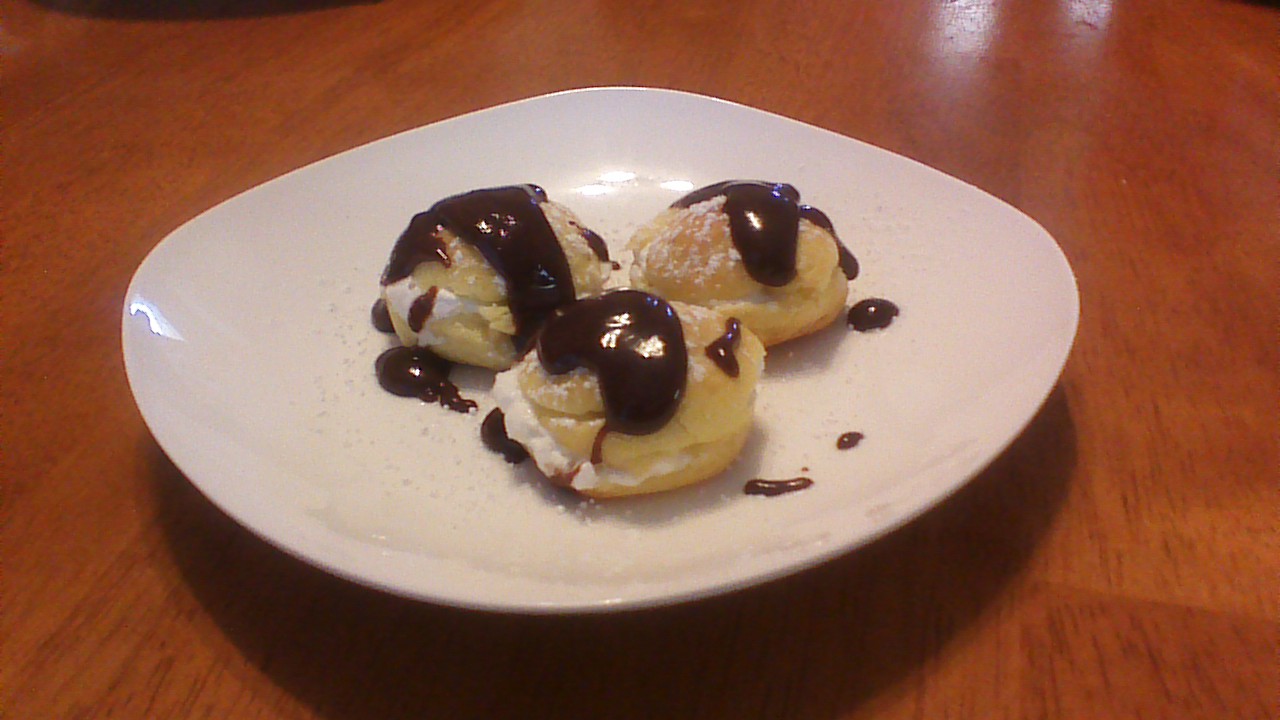 Cream puffs with chocolate sauce